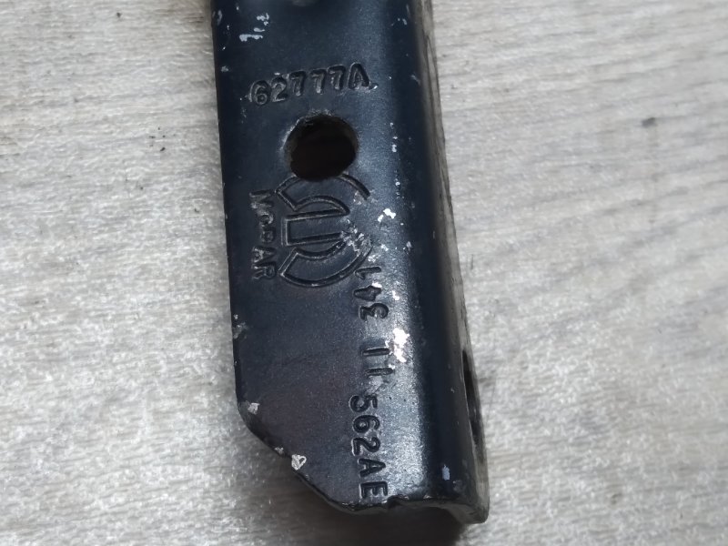 Петля капота правая Grand Cherokee WK2