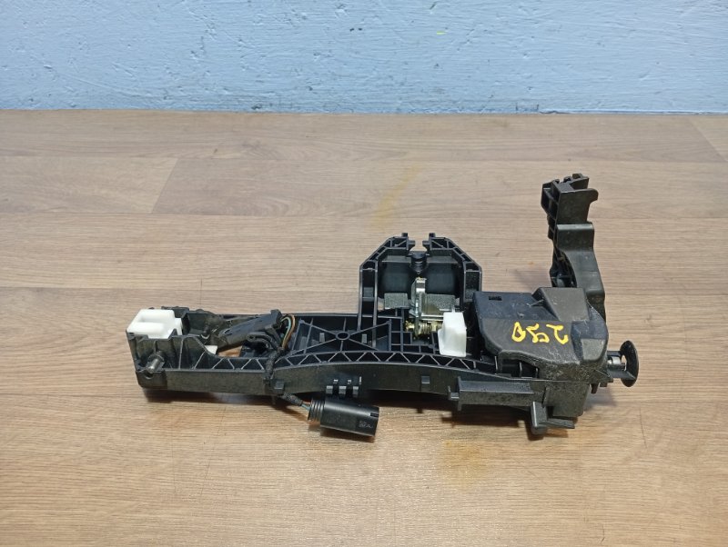 Кронштейн ручки двери передний левый Mercedes ML W166 A2047602334 контрактная