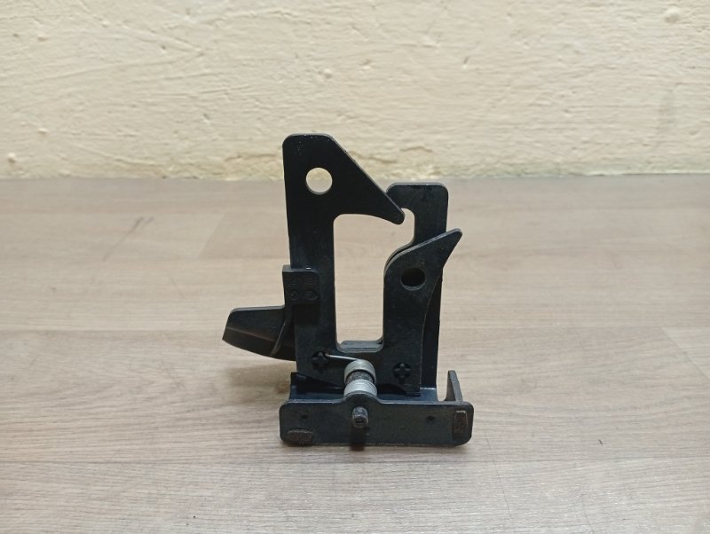 Крюк замка капота Mercedes GL X166 A2048800064 контрактная