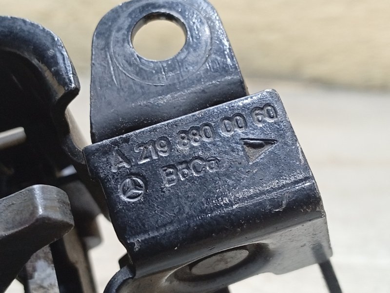 Замок капота Mercedes M W164 Замок капота Mercedes M W164