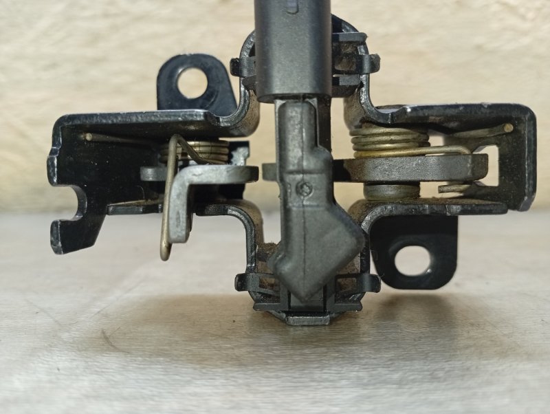 Замок капота M W164 Замок капота M W164