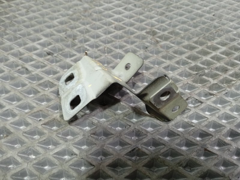Кронштейн крыла левый 7 F01