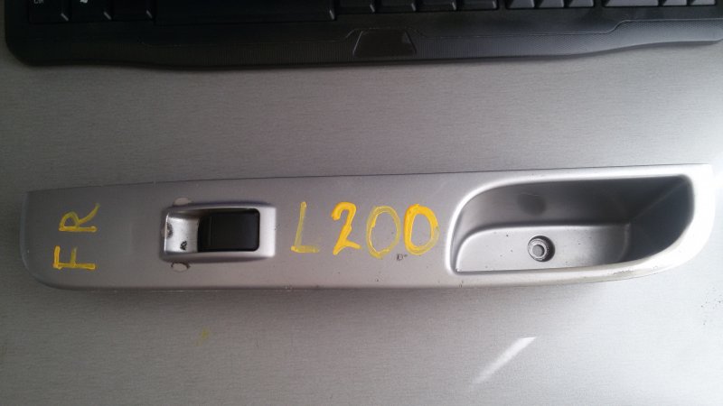Кнопка стеклоподъемника Mitsubishi L200 KB4T 4D56 2008 передняя правая