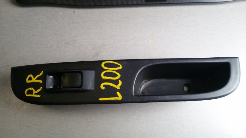 Кнопка стеклоподъемника Mitsubishi L200 KB4T 4D56 2008 задняя правая