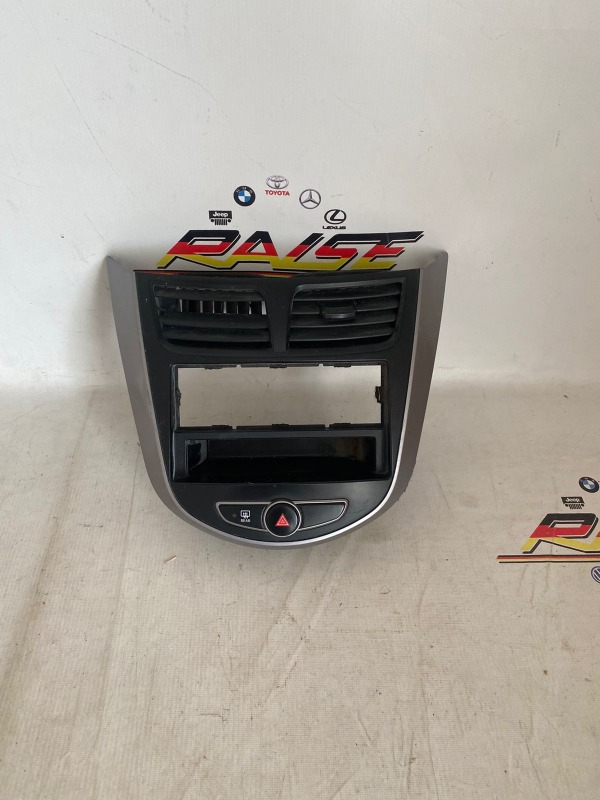 Накладка на консоль передняя Hyundai Solaris 2010-2017 RB G4FA 84746-4L000 Б/У