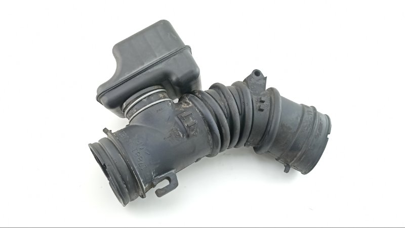 Патрубок воздушн.фильтра TOYOTA CARINA AT211 7A 2000 (б/у)