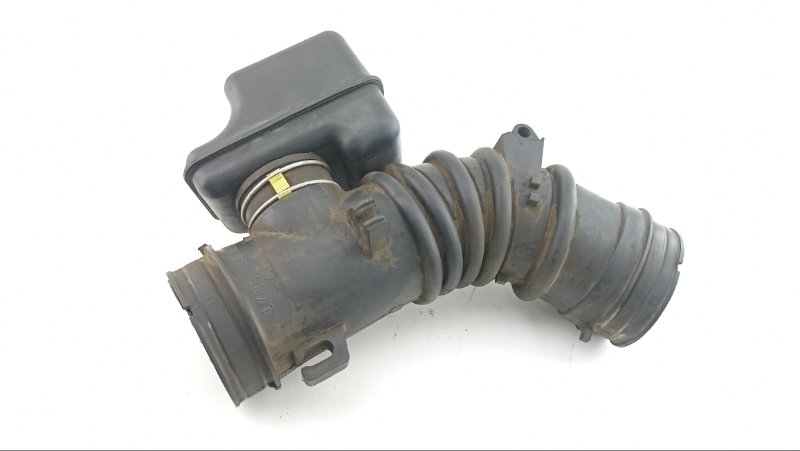 Патрубок воздушн.фильтра TOYOTA CARINA AT211 7A 2000 (б/у)