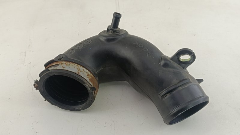 Патрубок воздушн.фильтра MAZDA BONGO SKP2M L8 2013 (б/у)