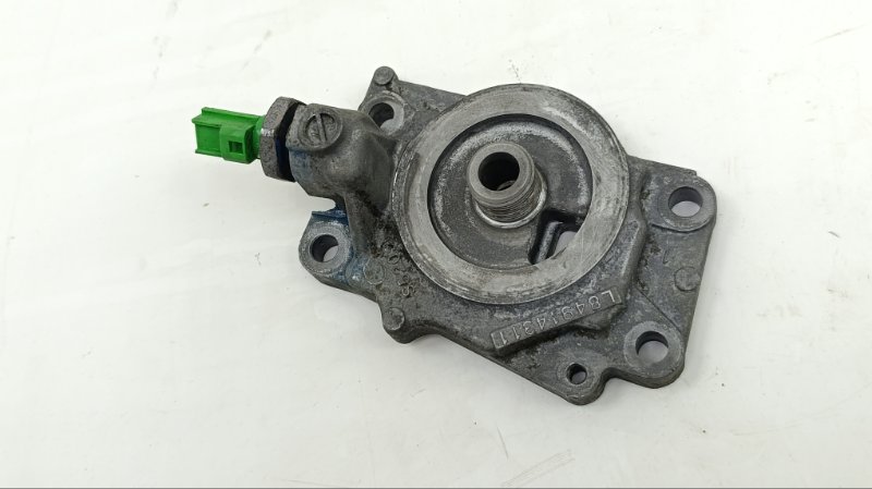 Крепление масляного фильтра MAZDA BONGO SKP2M L8 2013 (б/у)