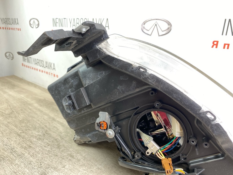 Фара ксенон передняя правая M35 M45 2007 Y50 VQ35DE