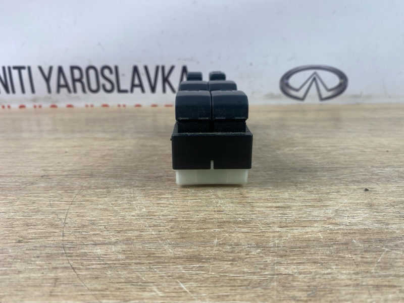 Кнопки стеклоподъёмника передние левые QX56 2012 Z62 VK56VD
