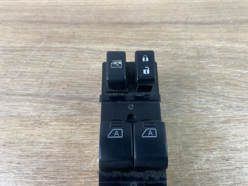 Кнопки стеклоподъёмника передние левые QX56 2012 Z62 VK56VD