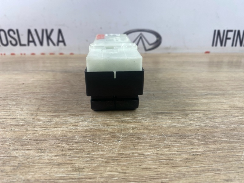 Кнопки стеклоподъёмника передние левые QX56 2012 Z62 VK56VD