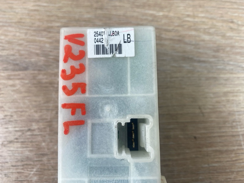 Кнопки стеклоподъёмника передние левые Infiniti QX56 Z62 VK56VD