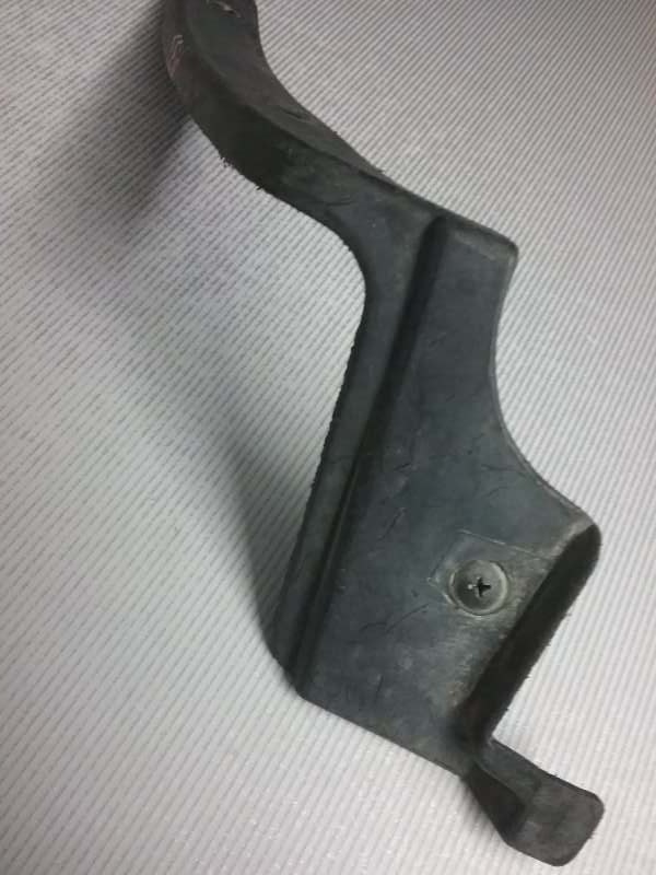 Брызговик передний правый CEFIRO A33