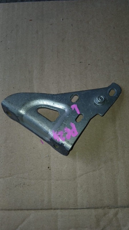 Крепление ролика сдвижной двери заднее левое NISSAN SERENA PC24 824054N010 контрактная