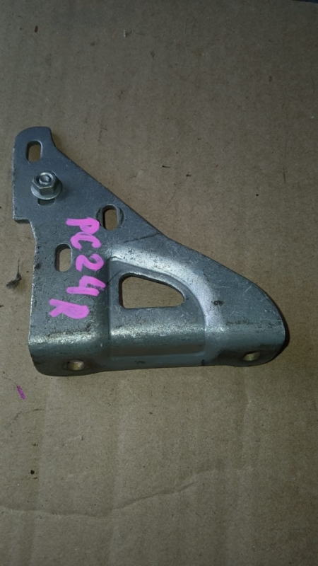 Крепление ролика сдвижной двери заднее правое NISSAN SERENA PC24 824044N010 контрактная