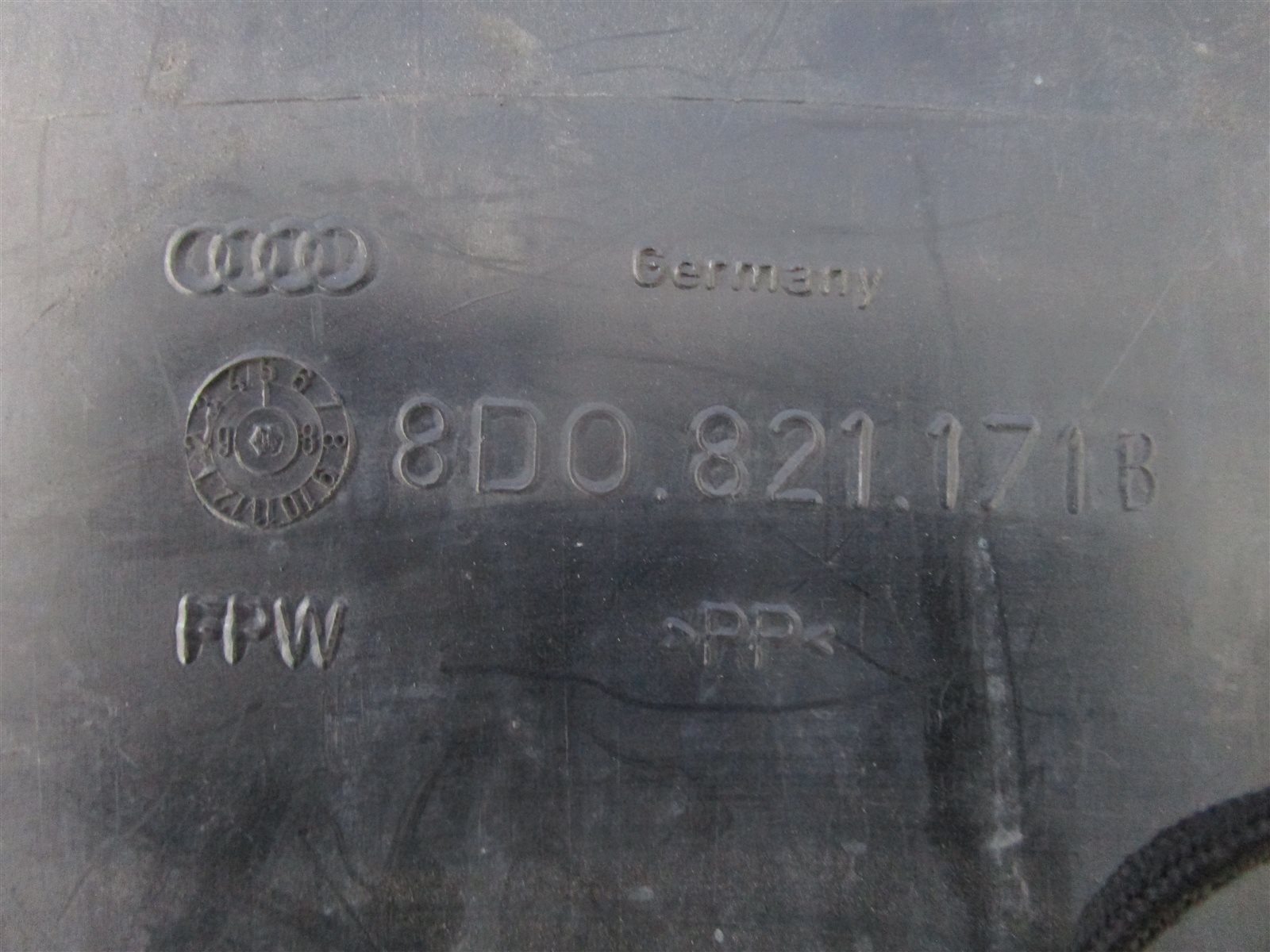 Подкрылок передний левый Audi A4 Подкрылок передний левый Audi A4
