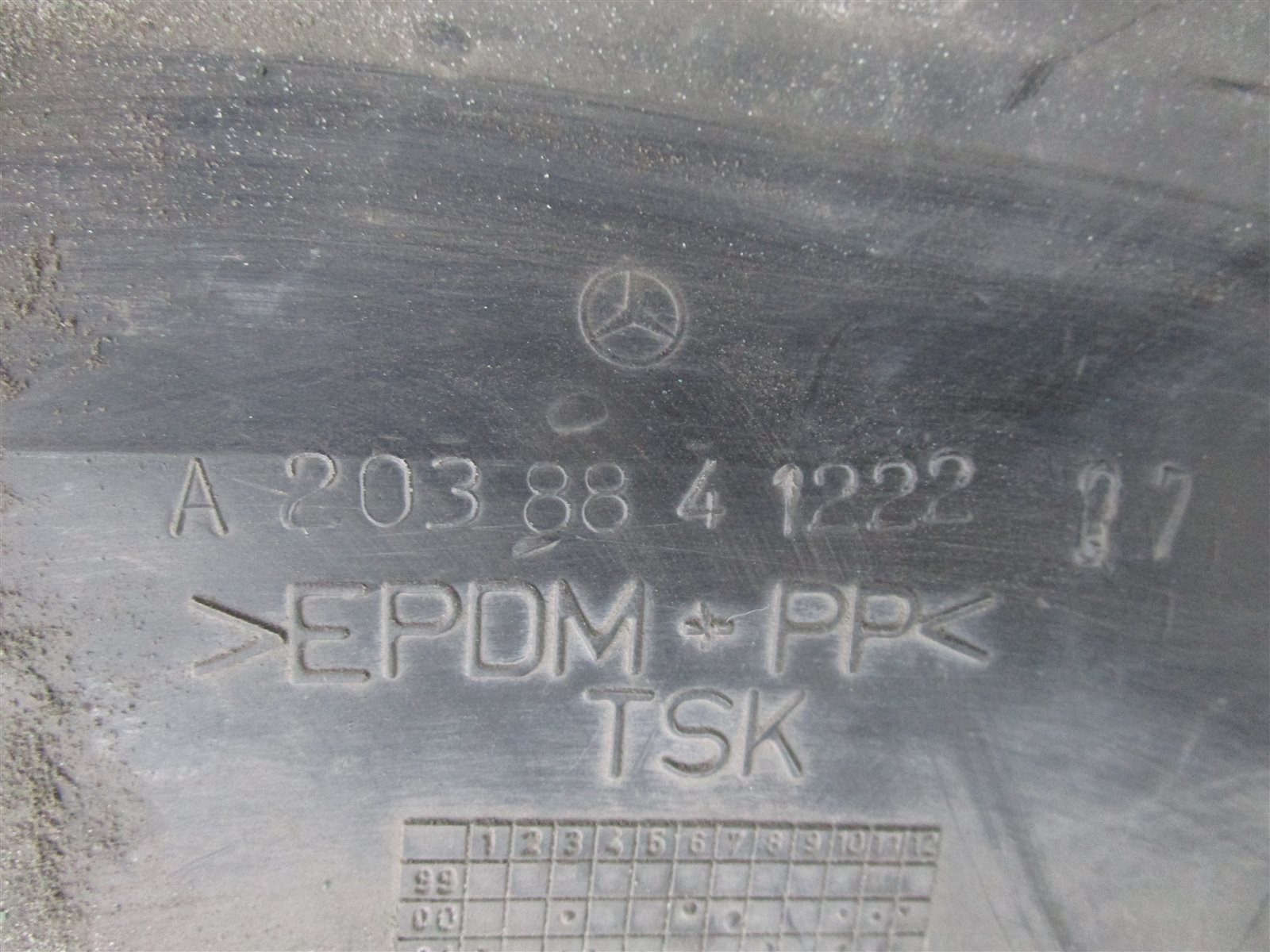Подкрылок передний правый Mercedes-Benz C W203 / W203.046 271.946 Подкрылок передний правый Mercedes-Benz C W203 / W203.046 271.946
