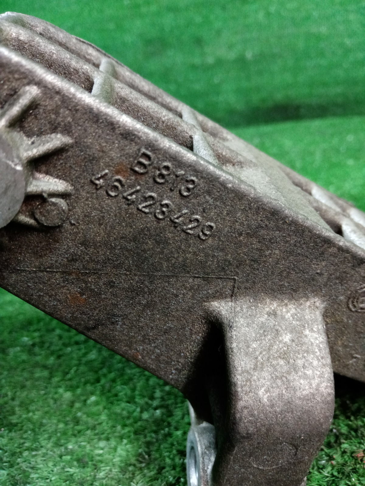 Кронштейн опоры двигателя левый 156 1 AR32301 (2.0)