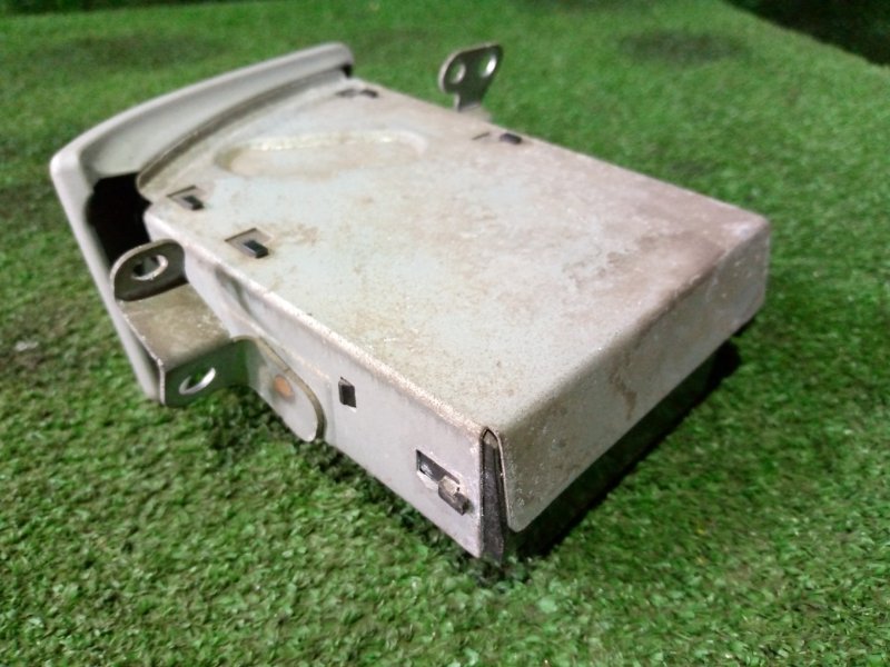 Пепельница Toyota Opa 2002 ZCT10 1ZZ-FE 74111-28020 Б/У