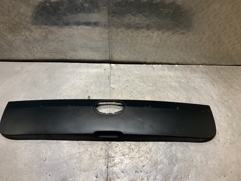 Накладка двери багажника задняя Renault Kangoo 1997-2007 K4M 7700304871 Б/У