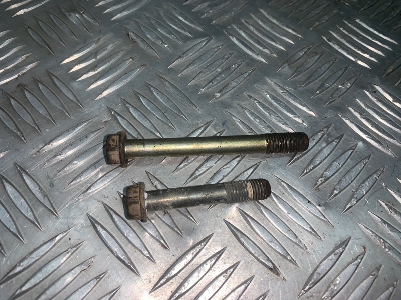 Болт торомозного суппорта передний Mazda Demio 1996-2002 DW B3 D06133699 Б/У