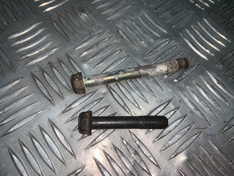Болт торомозного суппорта передний Mazda Demio 1996-2002 DW B3 B09233698 Б/У