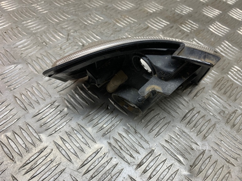 Поворотник передний левый Demio 1996-2002 DW B3