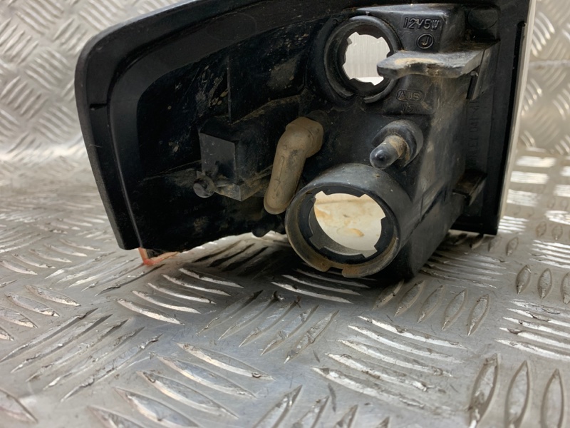 Поворотник передний левый Demio 1996-2002 DW B3