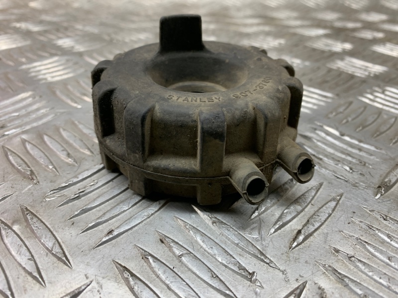 Пыльник фары передний Demio 1996-2002 DW B3