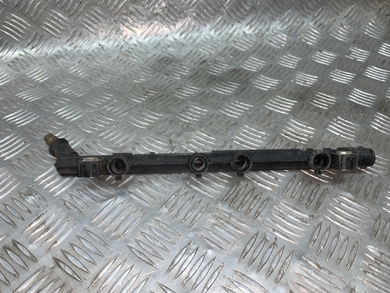 Запчасть топливная рампа Fiat Albea 1 2005-2012 178 B3.000 55195806 Б/У Топливная рампа Fiat Albea 1 2005-2012 178 B3.000 55195806 Б/У