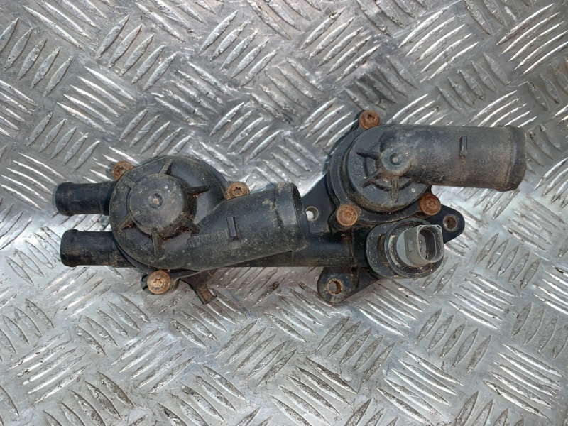 Запчасть корпус термостата Volkswagen Polo 2013 CFNA 03C121026M Б/У Корпус термостата Volkswagen Polo 2013 CFNA 03C121026M Б/У