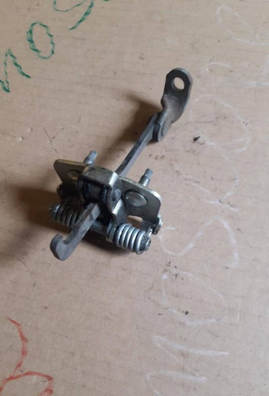 Ограничитель двери Renault Logan 804305879R Б/У