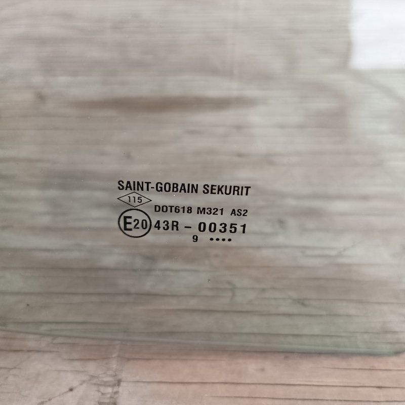 Стекло двери заднее правое Sandero
