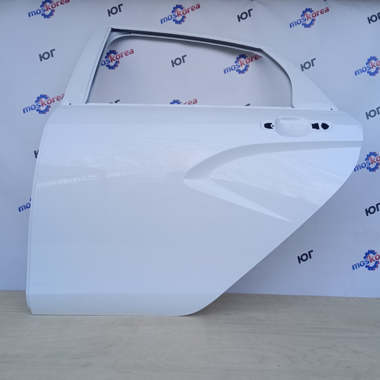 Дверь задняя левая Vesta Ледниковый / 221 СЕДАН