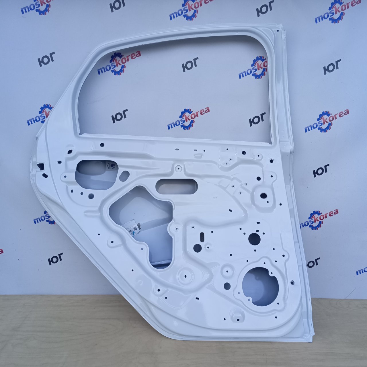 Дверь задняя левая Vesta Ледниковый / 221 СЕДАН