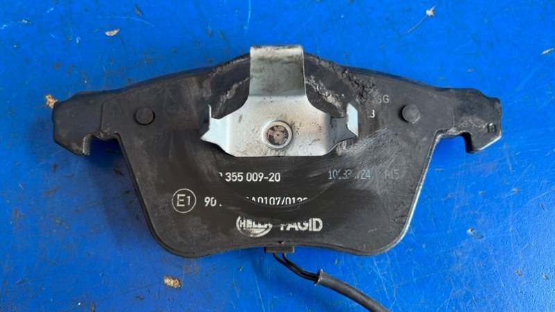 Тормозные колодки комплект переднее A4 2006 8ED BWE