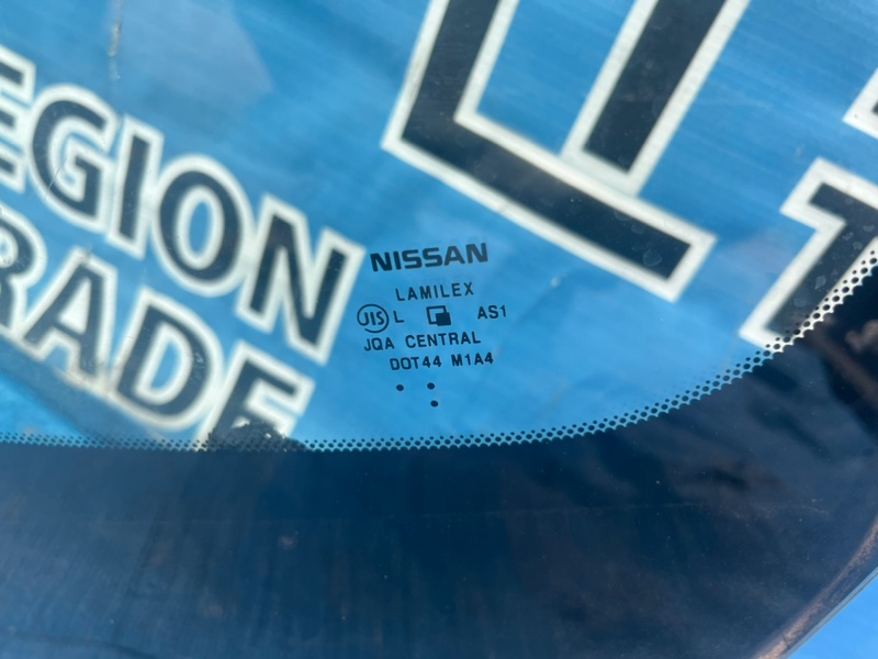 Стекло лобовое NISSAN LEAF AZE0 EM57
