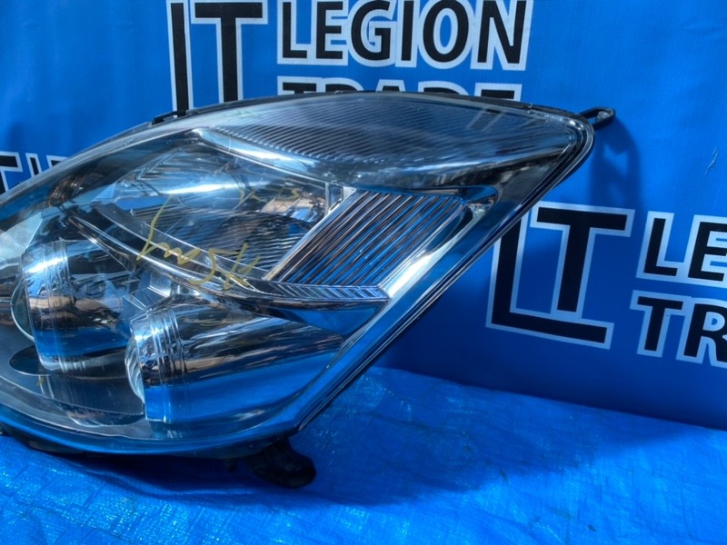 Фара передняя левая TOYOTA ISIS ZNM10