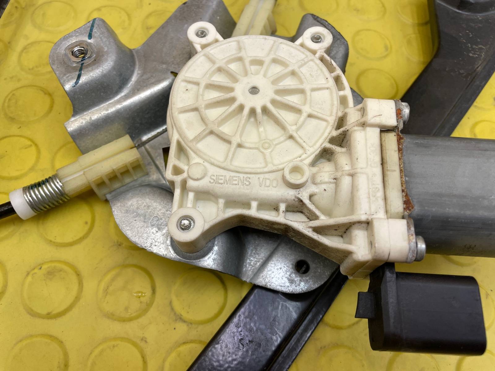 Стеклоподъемник передний правый 300C 2007 LX EZB 5.7 Стеклоподъемник передний правый 300C 2007 LX EZB 5.7