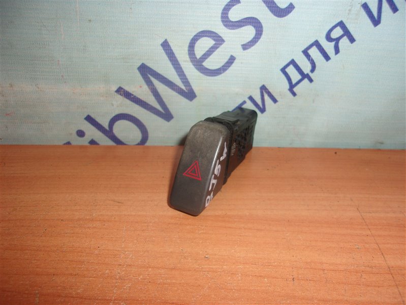 Кнопка аварийной сигнализации Mazda Familia BJ5W
