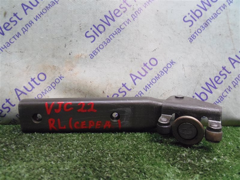 Ролик раздвижной двери Nissan Vanette VJC22 A12S 1987 левый