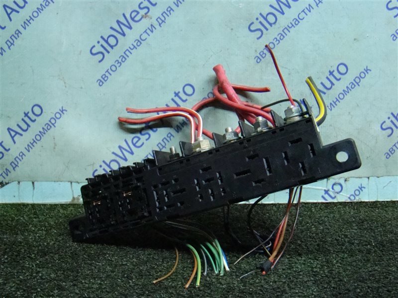 Блок предохранителей VOLKSWAGEN GOLF 1J5 AXR 2002 (б/у) Блок предохранителей VOLKSWAGEN GOLF 1J5 AXR 2002 (б/у)