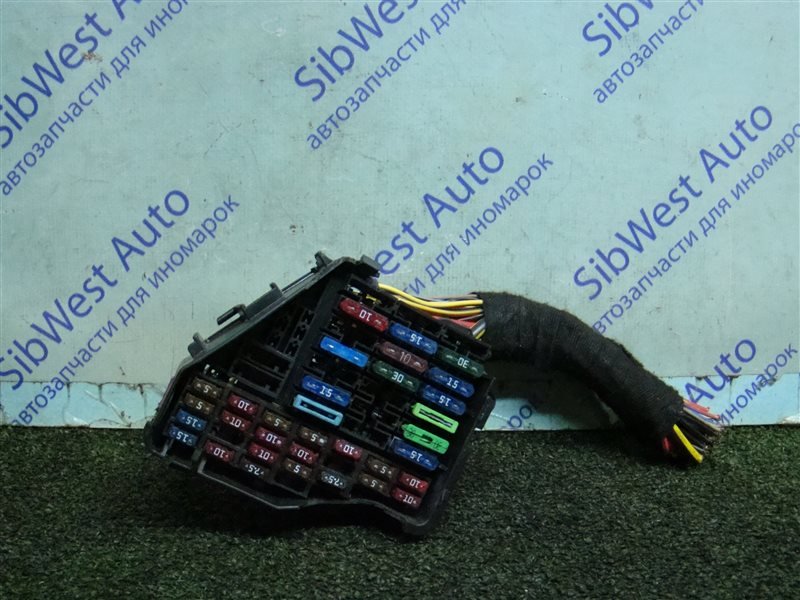 Блок предохранителей VOLKSWAGEN GOLF 1J5 AXR 2002 (б/у) Блок предохранителей VOLKSWAGEN GOLF 1J5 AXR 2002 (б/у)