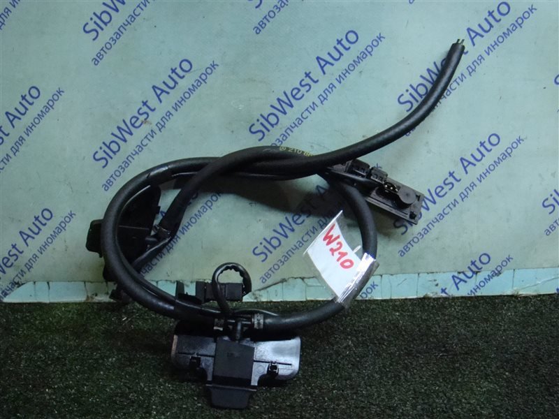 Форсунка  омывателя MERCEDES-BENZ E-CLASS W210 M104E32 1996 (б/у) Форсунка  омывателя MERCEDES-BENZ E-CLASS W210 M104E32 1996 (б/у)