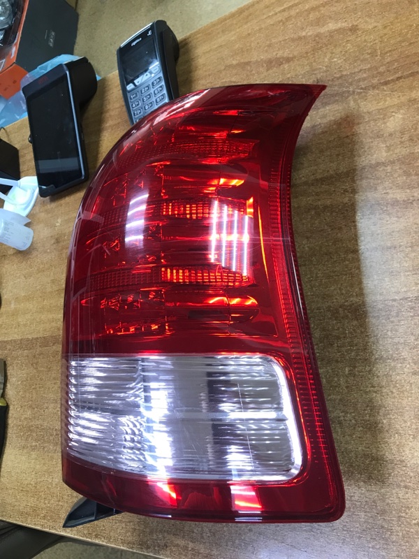 Фонарь стоп-сигнала задний правый Toyota Wish ZNE10G 1ZZ-FE