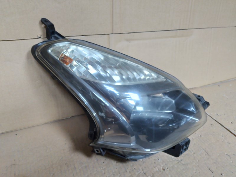 Фара передняя правая Toyota Ractis NCP100 1NZ-FE