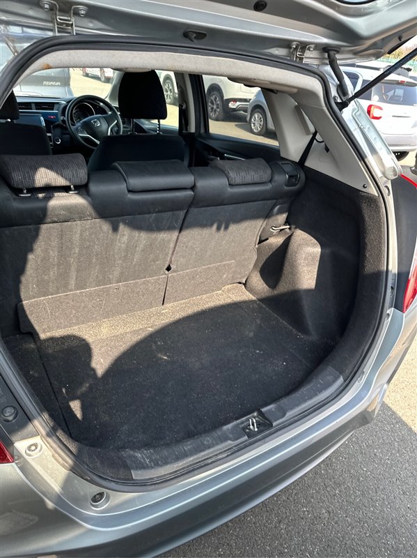 Амортизатор двери багажника FIT 2013 GK3 L13B Амортизатор двери багажника FIT 2013 GK3 L13B