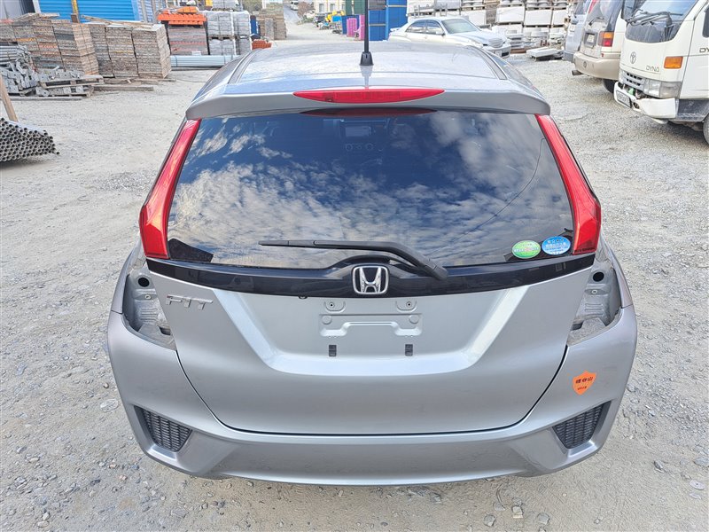 Стекло собачника заднее правое FIT 2014 GK3 L13B
